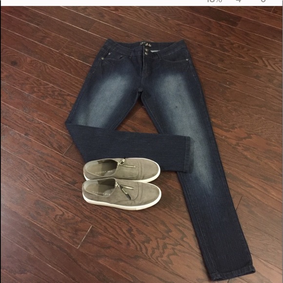 Dots Denim - EUC Women’s DOTS Faded Skinny Leg Denim Jeans